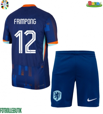 Nederländerna Jeremie Frimpong #12 Bortaställ Barn EM 2024 Kortärmad (+ Korta byxor)